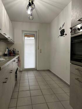 Küche m. Zugang z. Balkon - 