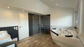 Masterbad mit Dusche und Jacuzzi - 9 Zimmer Einfamilienhaus in Volkertshausen