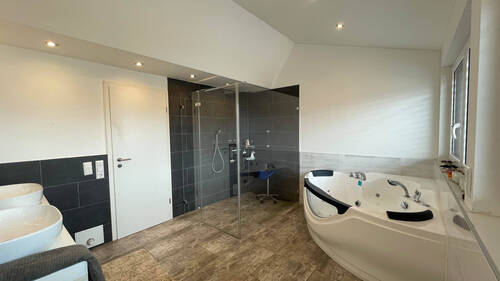 Masterbad mit Dusche und Jacuzzi - 9 Zimmer Einfamilienhaus in Volkertshausen
