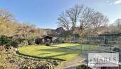 Blick in den Garten mit Gartenhaus - 