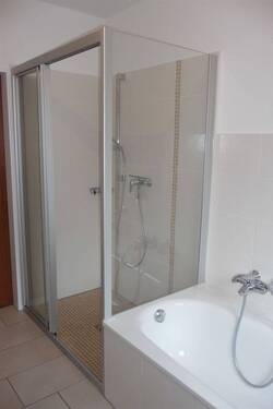 Geräumige Dusche - 