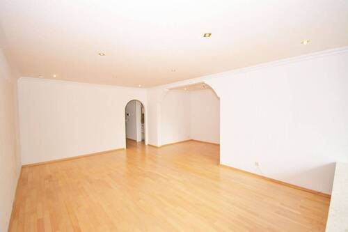 Wohnzimmer - Etagenwohnung mit 90,50 m&sup2; in Köln zum Kaufen