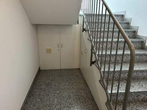 Abstellraum unter der Treppe - 