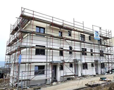 Hausansicht Eingangsseite - ++ MIT HIGHLIGHTS ++ NEUBAU ERSTBEZUG VON 2x REIHENENDHAUS UND 1x REIHENMITTELHAUS IM NEUBAUGEBIET 'IM LEIMET III' ZUR MIETE ++