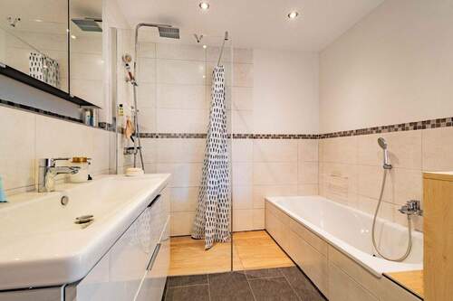 Hauptbadezimmer mit Dusche und Wanne - Wohneinheit I - 