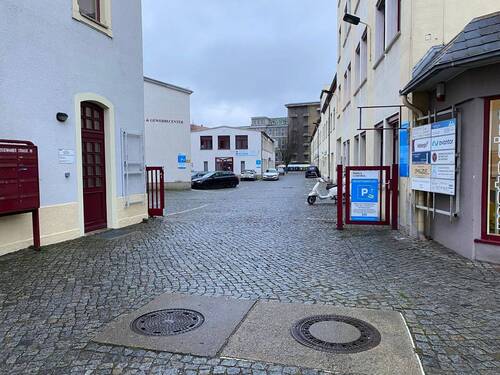 Einfahrt - 6 Zimmer Büro zur Miete in Dresden