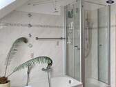 Bad mit Dusche und Wanne - 