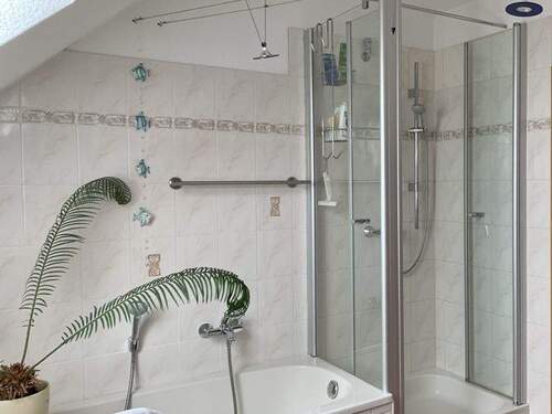 Bad mit Dusche und Wanne - 