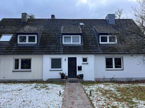 Hausansicht.jpg - Modernisiertes Reihenhaus mit Garten - 3 Zimmer in angenehm ruhiger Lage