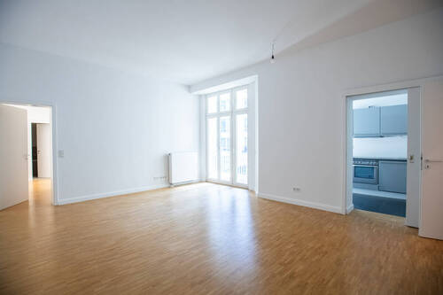 Wohnzimmer - Eleganz in Bestlage: 3-Zimmer-Wohnung im historischen Stadtpalais mit Südbalkon in Berlin-Mitte