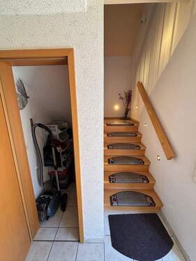 Abstellraum und Treppenaufgang - 