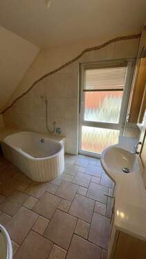 Badezimmer mit Badewanne - 