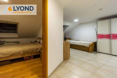 Haustür zu Wohnung (WE Re) - 