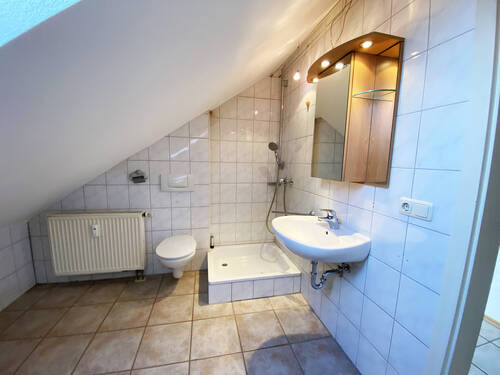 Bad mit Wanne und Dusche - 