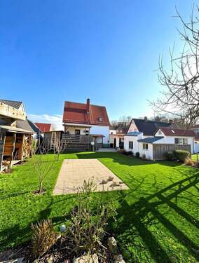 Garten und Hausansicht - Charmantes Einfamilienhaus mit Wohlfühlambiente und großem Gartenparadies