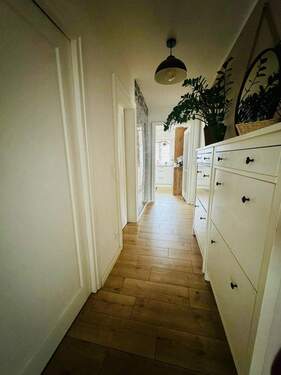 Flur - 4 Zimmer Mehrfamilienhaus, Wohnhaus zum Kaufen in Erdweg