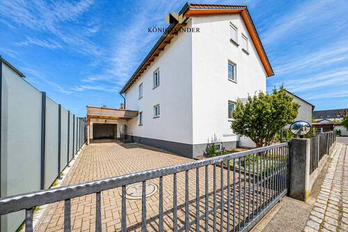 Aussenaufnahme Einfahrt - 6 Zimmer Mehrfamilienhaus, Wohnhaus zum Kaufen in Vöhringen