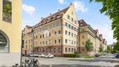 Außenansicht 1 - Charmante Altbauwohnung mit 4 Zimmern, Balkon, großer Loggia & opt. TG-Stellplatz