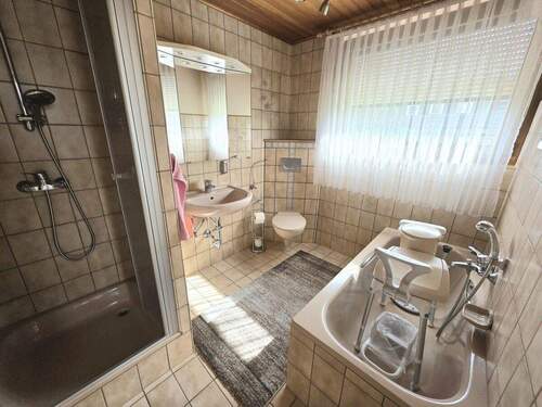 Badezimmer mit Wanne und Dusche I - 