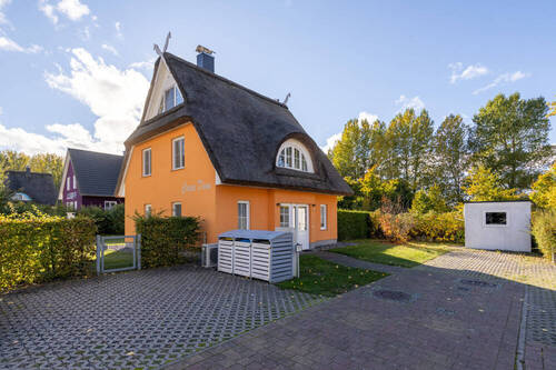 Hausansicht mit 3 Stellplätzen und Abstellhaus - 