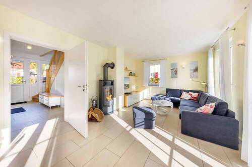 schöner offener Wohnbereich mit gemütlichem Kamin - 