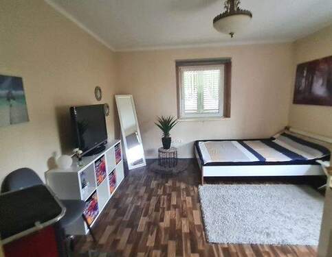 OG: Schlafzimmer mit Küche - Mehrfamilienhaus mit Garage und viel Grünfläche zu verkaufen!