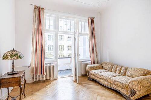 Wohnzimmer - City-Wohnung mit Balkon in begehrter Lage