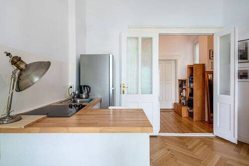 Blick auf die Küchenzeile - 2 Zimmer Etagenwohnung zum Kaufen in Berlin