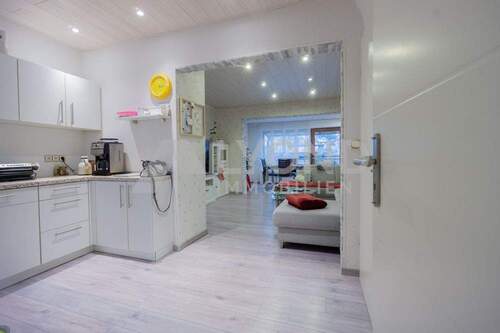 Offenes Wohn- und Esskonzept mit angrenzender Küche - 