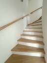 Geschlossene Treppe mit Holzstufen - 