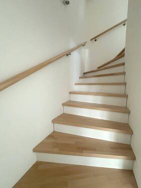 Geschlossene Treppe mit Holzstufen - 