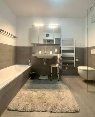 Modernes Bad mit Wanne und Dusche - 