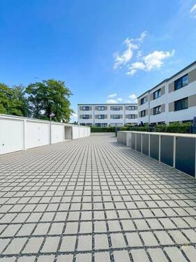 Garagenhof mit Fahrradboxen - 