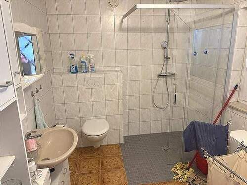 Bad mit ebenerdiger Dusche - 