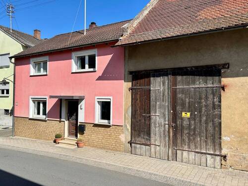 Wohnhaus mit Scheune - 