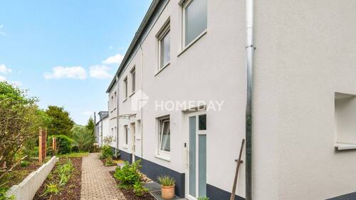 Außenansicht 2 - Charmantes Reihenhaus mit Sauna, Terrasse und moderner Dachsanierung - sofort bezugsfrei