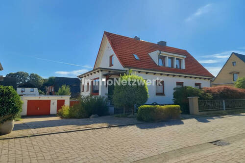 Haus frontal, Auffahrt - 5 Zimmer Einfamilienhaus zum Kaufen in Hamburg Sinstorf