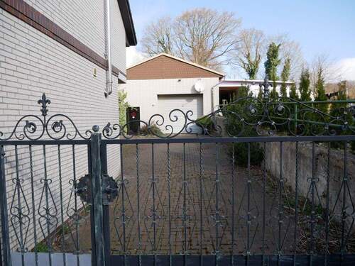 Zufahrt Gewerbehalle mit Tor - 