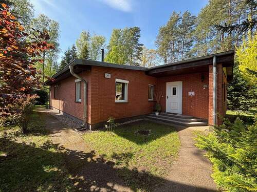 Hausansicht Ostausrichtung - Idyllisches Baugrundstück mit Bungalow in grüner Wohnlage