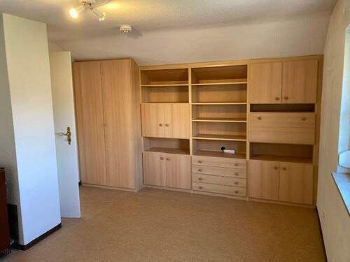 2. Zimmer. re. Seite m. Einbauschrank - 