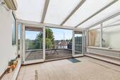 Lichtdurchfluteter Wintergarten mit Terrassenzugang - 