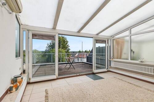 Lichtdurchfluteter Wintergarten mit Terrassenzugang - 