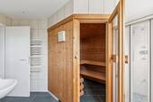 Praktische Dusche angrenzend an die Sauna - 