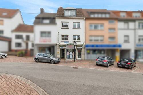 Stark frequentierte Straße - Solides Investment: Wohn- und Geschäftshaus mit 4 Stellplätzen