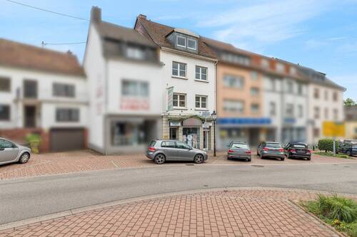 Gesamtansicht des Gebäudes mit Gewerbe und Wohneinheiten - 