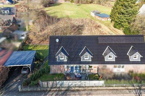 Luftbild - Neuwertige DHH in Hamdorf - Energieeffizient, großzügig und überaus gepflegt