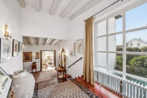 Stilvolle Diele mit architektonischer Weite und viel Tageslicht - 