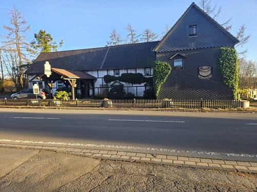Straßenansicht - Gemütliches Restaurant mit Gästezimmern in gut frequentierter Lage von Meinerzhagen