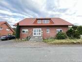 Frontansicht - Großzügiges Zweifamilienhaus mit Doppelcarport und Garten in Marsberg-Essentho