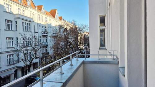 Balkon mit urbaner Aussicht - 
